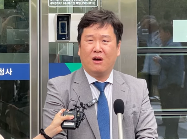 이화영 전 경기도 평화부지사의 1심 선고 재판이 열린 7일 오후 경기도 수원시 영통구 수원지방법원 앞에서 이 전 부지사 측 김광민 변호사가 기자회견을 하고 있다. 2024.6.7. 유튜브 빨간아재 생중계 화면