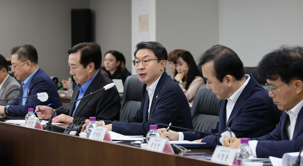 19일 서울 여의도 중소기업중앙회에서 열린 '생산적 금융 대전환 회의'에서 이억원 금융위원장이 발언하고 있다. 2025.9.19. 연합뉴스