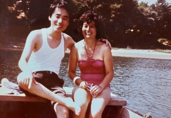 하회마을 만송정에서 부용대 쪽으로 낙동강을 건너는 나룻배에서 프랑스 박물관장이 동료와 나를 위해 찍어준 사진. © Anne Marie Villeri