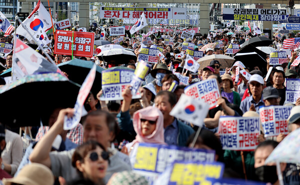 21일 대구 동구 동대구역 광장에서 열린 '야당탄압·독재정치 국민 규탄대회'에 참가한 국민의힘 당원들이 정부·여당 규탄 구호를 외치고 있다. 2025.9.21. 연합뉴스