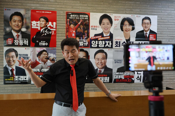 국민의힘 전당대회 방해 논란 당사자인 전한길 씨가 당 윤리위원회의 징계 절차가 시작된 11일 서울 여의도 당사를 찾아 징계의 부당함을 알리는 개인 유튜브 방송을 하고 있다. 2025.8.11. 연합뉴스