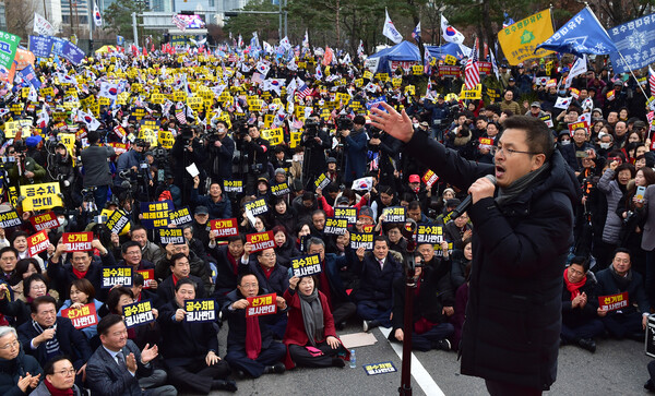 자유한국당 황교안 대표가 17일 오후 국회 정문 앞에서 열린 공수처법 선거법 날치기 저지 규탄대회에서 발언하고 있다. 2019.12.17. 연합뉴스