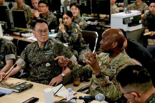 김명수 합참의장과 제이비어 브런슨 주한미군사령관이 19일 연합군사정보지원작전구성군사령부(연정사)를 방문해 작전수행체계를 논의하고 있다. 2025.8.19. 연합뉴스