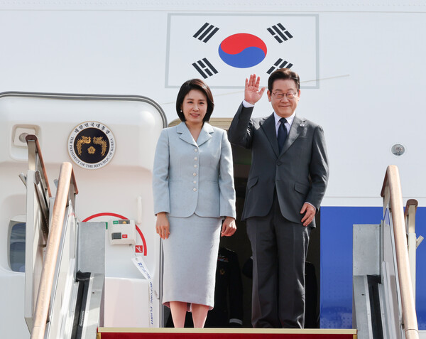유엔총회 참석차 출국하는 이재명 대통령과 김혜경 여사가 22일 성남 서울공항 공군 1호기에서 인사하고 있다. 2025.9.22 연합뉴스