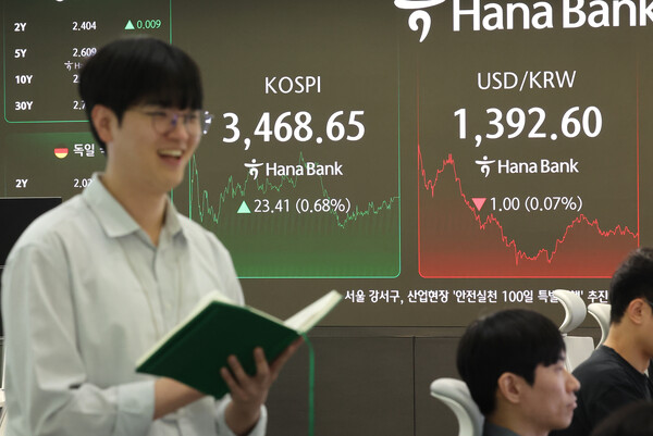 코스피가 0.7%가량 오른 3460대에서 장을 마치며 사상 최고치를 재차 경신한 22일 서울 중구 하나은행 딜링룸에서 한 딜러가 활짝 웃고 있다. 이날 코스피는 전장보다 23.41포인트(0.68%) 오른 3468.65에 장을 마쳤다. 2025.9.22. 연합뉴스