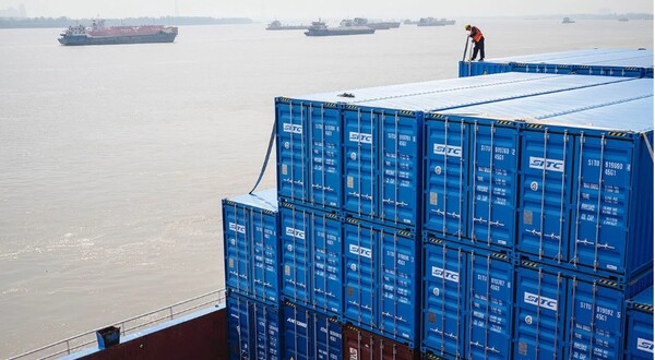 선적된 수출품 컨테이너들.  뉴욕차임스  이코노미스트 8월 20일치