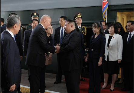 김정은 북한 국무위원장이 9월 2일 전용열차편으로 중국 베이징역에 도착해 영접나온 중국측 인사들과 악수하고 있다. 김 위원장 뒤편으로 이번 순방에 동행한 딸 김주애의 모습이 보인다. 조선중앙TV·연합뉴스