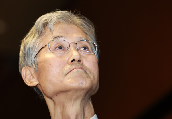 조희대 대법원장이 22일 서울 중구 신라호텔에서 열린 '2025 세종 국제 콘퍼런스' 개회식에 앞서 세종대왕 관련 전시물을 참관하고 있다. 2025.9.22 연합뉴스