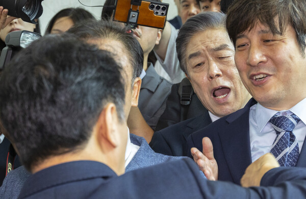 김형석 독립기념관장이 8일 국회 소통관에서 '독립기념관 바로 세우기' 기자회견을 마친 뒤 퇴장하다 기자회견 개최에 항의하는 더불어민주당 문진석 원내운영수석부대표의 항의를 받은 뒤 설전을 벌이고 있다. 2025.9.8. 연합뉴스