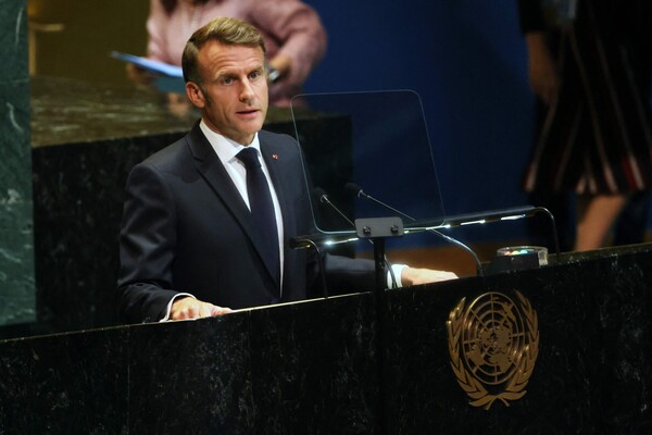 에마뉘엘 마크롱 프랑스 대통령이 제80차 유엔총회 고위급 회기를 하루 앞둔 22일 뉴욕 유엔총회장에서 사우디아라비아와 함께 팔레스타인 관련 '두 국가 해법' 실행을 논의하는 정상회의를 주재하면서 프랑스의 팔레스타인 국가 공식 승인을 선언하고 있다. 2025. 09. 22 [AFP=연합뉴스]