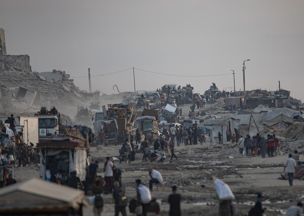 팔레스타인 주민들이 가자시티 서쪽 알-라시드 도로를 따라 가자 남부를 향해 피란길에 올랐다. 2025. 09. 22 [EPA=연합뉴스]