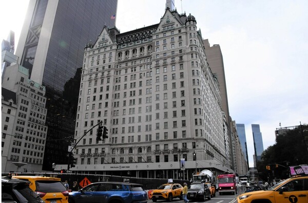 1985년 서방 주요 5개국(G5) 재무장관들이 모여 '플라자 합의'를 결정한 뉴욕의 플라자 호텔. 아사히신문 9월 22일