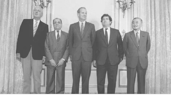 1985년 9월 22일 뉴욕 플라자 호텔에 모인 서방 주요 5개국(G5) 재무장관들. 중앙이 제임스 베이커 미국 재무장관, 맨 오른쪽이 다케시타 노보루 일본 대장상.  나무위키