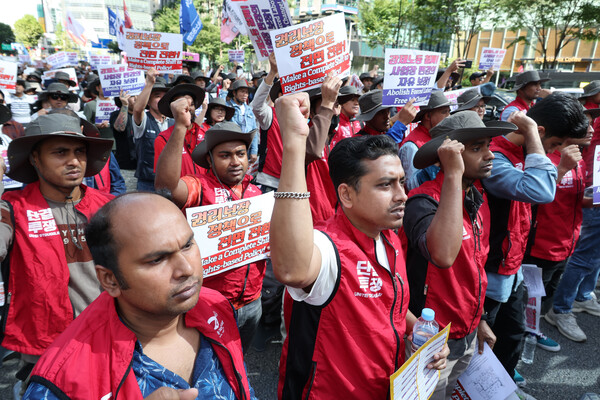 민주노총, 이주노조 등 조합원들이 21일 서울고용노동청 본청 앞에서 열린 2025 민주노총 전국이주노동자대회에서 강제노동 철폐, 노동권 보장 등을 촉구하고 있다. 2025.9.21 연합뉴스
