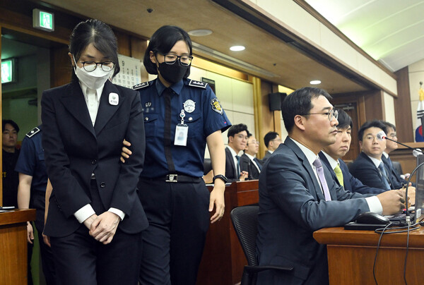 도이치모터스 주가조작 혐의와 통일교 금품수수 의혹 등으로 구속기소 된 김건희 여사가 24일 서울 서초구 서울중앙지법에서 열린 첫 재판에 출석하고 있다. 2025.9.24. 연합뉴스