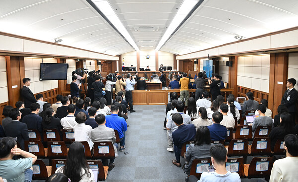 24일 서울 서초구 서울중앙지법에서 도이치모터스 주가조작 혐의와 통일교 금품수수 의혹 등으로 구속기소 된 김건희 여사의 첫 재판이 열리고 있다. 2025.9.24. 연합뉴스