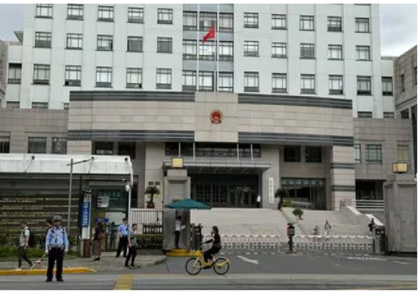 장잔이 만기출소 1년만에 다시 징역 4년형을 선고받은 사실을 전한 일본 지지 통신의 22일 보도 사진에 담긴 중국 상하이 법원 모습.