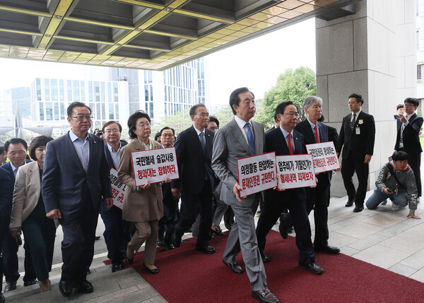 2018년 9월 28일 자유한국당 김성태 원내대표 등 원내지도부와 의원들이 검찰의 심재철 의원실 압수수색과 관련해 서울 서초구 대법원을 항의 방문하고 있다. 2018.9.28. 연합뉴스