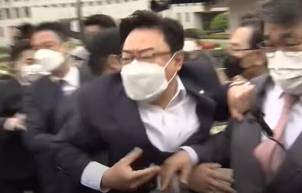 2021년 4월 23일 주호영 당대표 권한대행 겸 원내대표와 김성원 원내수석부대표 등 국민의힘 의원 및 보좌진 약 50명이 서울 서초구 대법원 정문 앞에서 김명수 대법원장 사퇴 촉구 시위를 진행하다 김 대법원장이 탑승한 출근 차량이 들어오자 달려들며 경찰과 격렬한 몸싸움을 벌이고 있다. 연합뉴스 현장 영상 갈무리