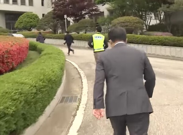 2021년 4월 23일 국민의힘 의원 및 보좌진 약 50명이 서울 서초구 대법원 정문 앞에서 김명수 대법원장 사퇴 촉구 시위를 진행하다 김 대법원장이 탑승한 출근 차량이 들어오자 경찰 저지에도 불구하고 일부가 끝까지 차량을 쫓아 청사 안으로 진입하고 있다. 연합뉴스 현장 영상 갈무리