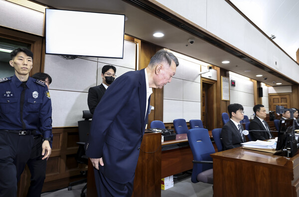 윤석열 전 대통령이 26일 서울 서초구 서울중앙지법에서 열린 특수공무집행방해, 직권남용 권리행사방해 등 혐의 사건 1차 공판에 출석, 고개를 숙이고 있다. 2025.9.26. 연합뉴스