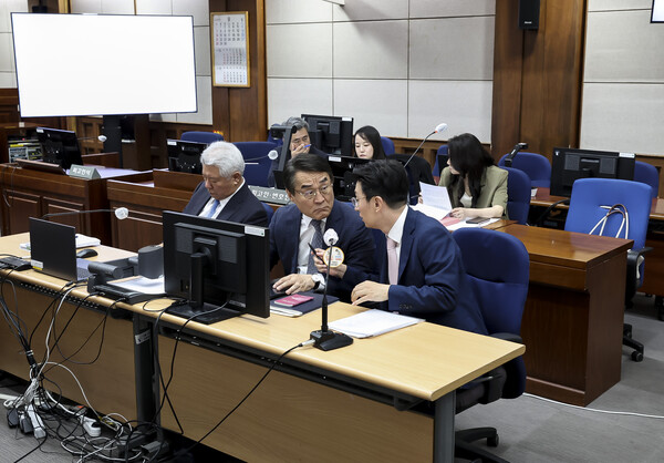 윤석열 전 대통령 법률대리인단이 26일 서울 서초구 서울중앙지법에서 열린 특수공무집행방해, 직권남용 권리행사방해 등 혐의 사건 1차 공판에 출석해 있다. 2025.9.26. 연합뉴스