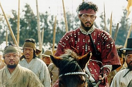 영화 ‘이재수의 난’의 한 장면. 이정재가 이재수 역을 맡았다.