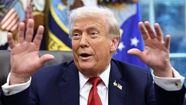 미국 도널드 트럼프 대통령이 25일(현지시간) 워싱턴 D.C. 백악관에서 기자들의 질문에 답하며 손짓하고 있다. 로이터 연합뉴스