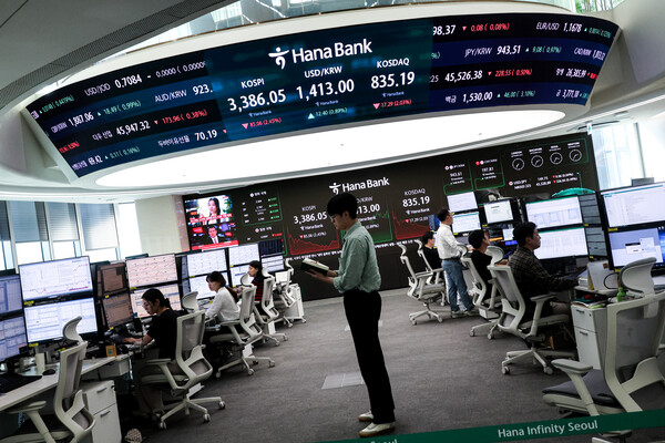코스피가 급락한 26일 서울 중구 하나은행 딜링룸 현황판에 코스피·코스닥 종가가 표시돼 있다. 2025.9.26. 연합뉴스