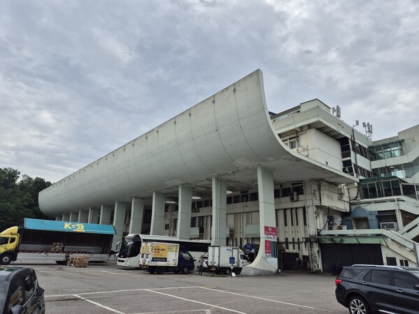 김수근의 설계로 1964년 준공된 자유센터. 현재 자유총연맹 사무국과 웨딩홀, 택배회사, 식당 등이 들어서 있으며 문화체육관광부가 국립공연예술창작센터로 꾸밀 예정이다. (이희용 촬영)