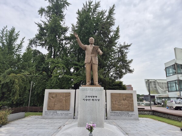 2011년 건립된 자유센터 뒤편의 이승만 동상. 후면에는 하와이 독립운동, 한국 초대 대통령 취임, 미국 상하 양원 합동회의 연설 등 이승만의 주요 활동상을 담은 부조를 설치했다. (이희용 촬영)