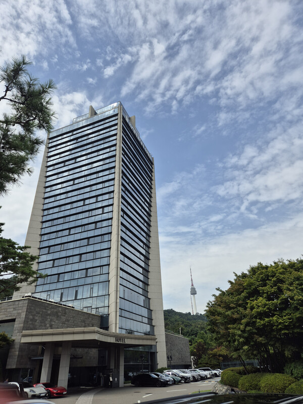 반얀트리호텔(옛 타워호텔) 본관. 참전 16개국과 한국을 상징하는 지상 17층으로 지어졌으나 리모델링을 거쳐 19층으로 늘어났다. (이희용 촬영)