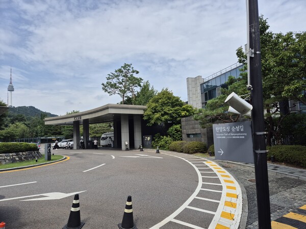 한양도성 성곽의 흔적은 반야트리호텔 본관 뒤편으로 이어지지만 순성길 답사객들은 본관과 클럽 건물 앞으로 돌아가야 한다. (이희용 촬영)