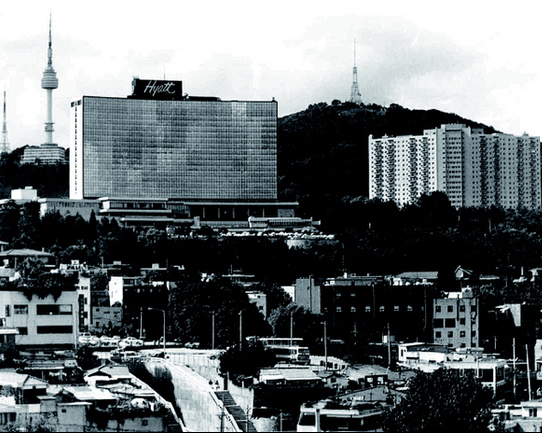 한남동에서 바라본 하얏트호텔과 외인아파트. 남산의 미관을 해친다는 비판을 많이 받아 오른쪽 외인아파트 2개동은 1994년 철거됐으나 하얏트호텔은 지금까지 살아남았다.