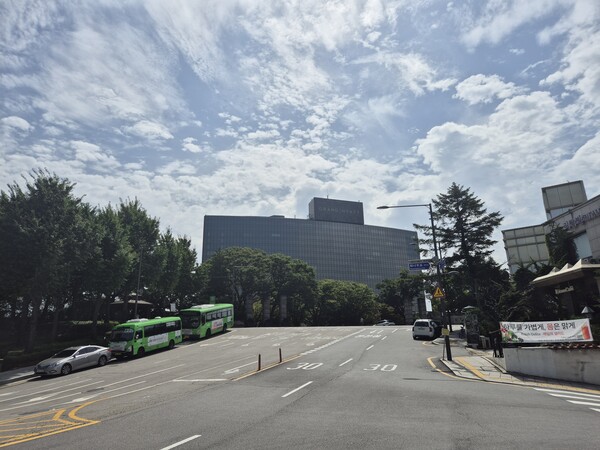 미국 건축가 존 모포드가 디자인한 남산의 그랜드 하얏트 서울. 1978년 아시아 최초로 문을 연 하얏트 체인 호텔이다. (이희용 촬영)