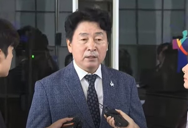 '라임자산운용(라임) 사태'의 핵심 인물인 김봉현 전 스타모빌리티 회장으로부터 금품을 수수했다는 혐의로 기소된 기동민 전 더불어민주당 의원이 26일 1심 재판에서 무죄를 선고받은 뒤 소회를 밝히고 있다. KBS 중계 화면 갈무리