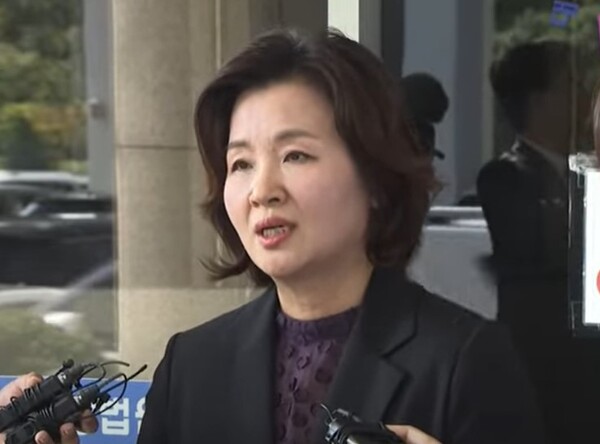 '라임자산운용(라임) 사태'의 핵심 인물인 김봉현 전 스타모빌리티 회장으로부터 금품을 수수했다는 혐의로 기소된 이수진 더불어민주당 의원이 26일 1심 재판에서 무죄를 선고받은 뒤 소회를 밝히고 있다. KBS 중계 화면 갈무리