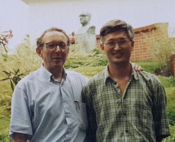 ​1997년 엘살바도르에서 해방 신학자 혼 소브리노 교수와 함께 찍은 사진. 사진제공 김근수 소장