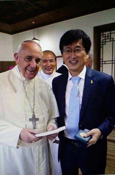 2014년 프란치스코 교황과 만난 모습. 2025,09,12. 사진제공 김근수 소장