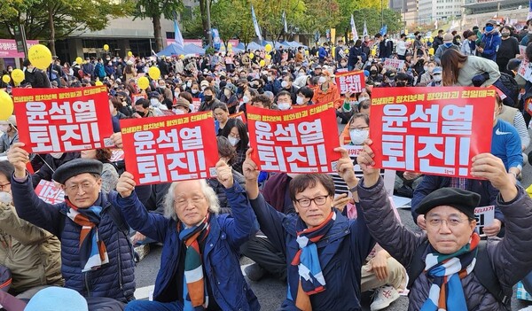 왼쪽으로부터 '네 게바라' 멤버 김근수 소장, 김영 교수, 정종훈 교수, 박충구 교수가 촛불집회에 참여한 모습. 2025.09.12. 사진제공 김근수 소장