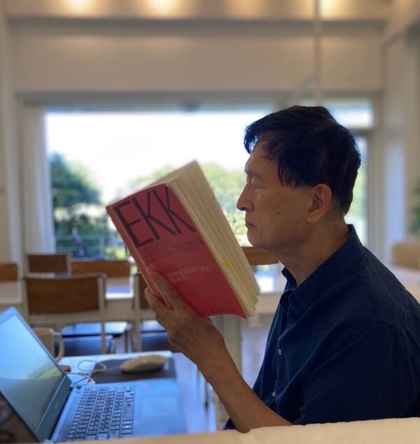 독일어로 된 신약성서 마태복음 주석책을 읽으며 연구하는 모습. 2025.09.12. 사진제공 김근수 소장.