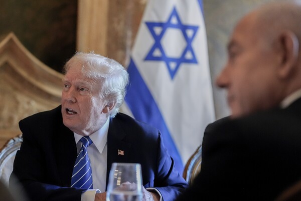 미국 공화당 대선 후보인 도널드 트럼프 전 대통령이 플로리다주 팜 비치에 있는 자신의 마러라고 저택에서 이스라엘의 베냐민 네타냐후 총리를 만나고 있다. 2024. 07. 26 [AP=연합뉴스]