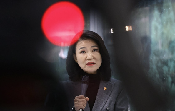 이진숙 방송통신위원회 위원장이 28일 국회에서 전날 국회 본회의를 통과한 방송미디어통신위원회 설치법 관련 기자회견을 하고 있다. 2025.9.28 연합뉴스