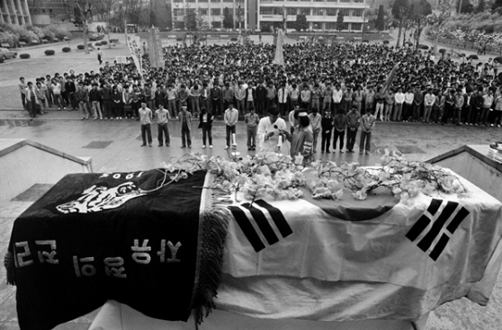 1984년 4월 17일 서울 성북구 안암동 고려대학교에서 고대생들이 군에 강제징집된 뒤 부대 내에서 총상을 입고 의문의 죽음을 맞은 김두황 군의 추모식을 열고 있다. (연합뉴스)