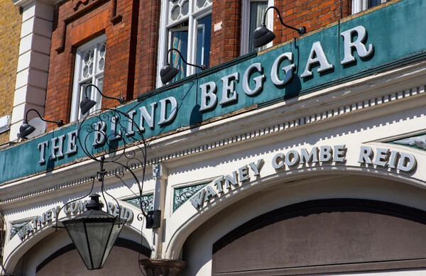 로니 크레이가 조지 코넬을 살해한 런던의 화이트채플 로드에 있는 블라인드 베거 펍.(chrisdorney / Shutterstock)