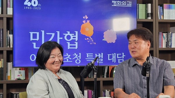 민가협 40주년 기념사업에 대해 대담 중인 조순덕 민가협 회장과 40주년 기념사업위원회 상임운영위원장을 맡은 안영민 전대협동우회 회장.