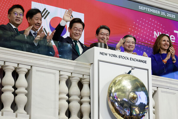 이재명 대통령이 25일(현지시간) 미국 뉴욕 증권거래소에서 개장을 알리는 버튼을 누른 뒤 손을 흔들고 있다. 왼쪽부터 김남준 대통령실 제1부속실장, 구윤철 경제부총리 겸 기획재정부 장관, 이 대통령, 이억원 금융위원장, 김용범 정책실장, 린 마틴 뉴욕 증권거래소 회장. 2025.9.25 연합뉴스