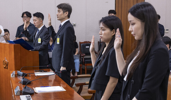 5일 국회에서 열린 법제사법위원회 법안심사1소위원회에서 열린 검찰 개혁 입법청문회에서 서울 남부지검에서 건진 전성배씨 관련한 수사를 담당했던 검사들과 압수수색 증거품인 '관봉권'을 관리했던 검찰 수사관들이 출석해 증인 선서를 하고 있다. (왼쪽부터) 이희동 부산고검 검사(전 서울남부지검 1차장 검사), 박건욱 대구지검 인권보호관(전 서울남부지검 부장검사), 김정민ㆍ남경민 서울남부지검 수사관. 2025.9.5. 연합뉴스
