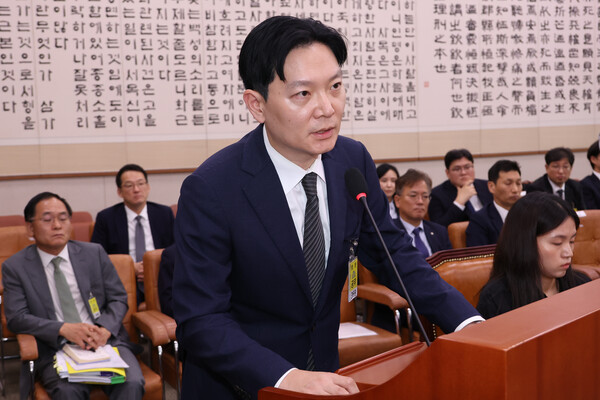 22일 국회 법제사법위원회에서 열린 '건진법사 관봉권 띠지' 분실 관련 검찰개혁 입법청문회에서 박상용 수원지검 부부장검사가 대북송금 수사 '연어 술파티' 의혹에 대해 부인하고 있다. 2025.9.22. 연합뉴스