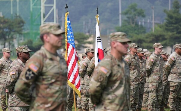 지난 6월 18일 오전 경기도 동두천시 캠프 케이시에서 열린 주한미군 순환배치 여단 임무교대식에서 태극기와 성조기가 나란히 놓여 있다. 미 4사단 1스트라이커여단(레이더 여단)은 한반도에서 임무를 수행했던 미 7사단 1스트라이커여단(고스트 여단)과 교대해 9개월 동안 스트라이커 장갑차를 운용한다. 연합뉴스 자료사진